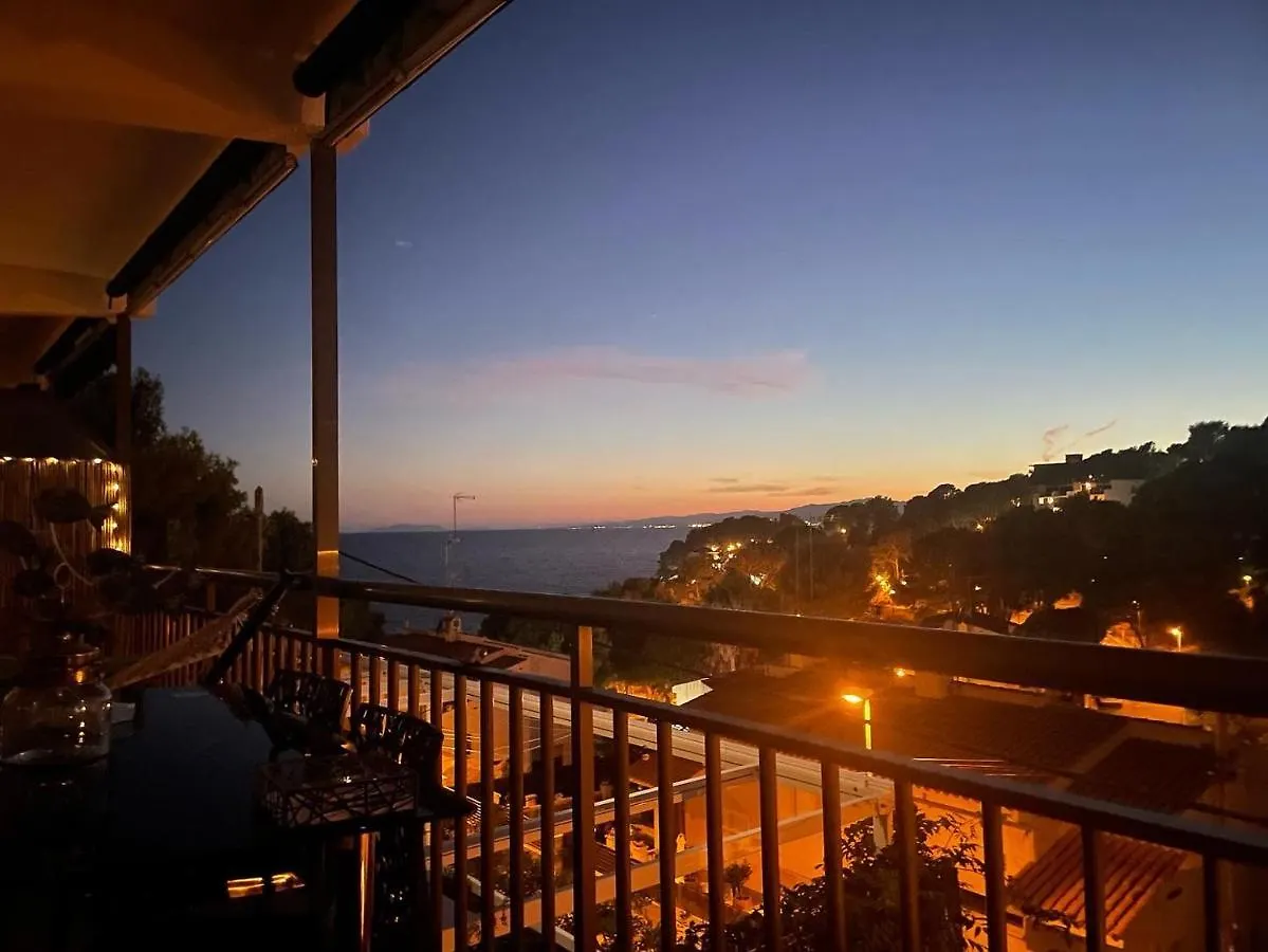 Διαμέρισμα Beach Front Retro Hideaway In Σαλού