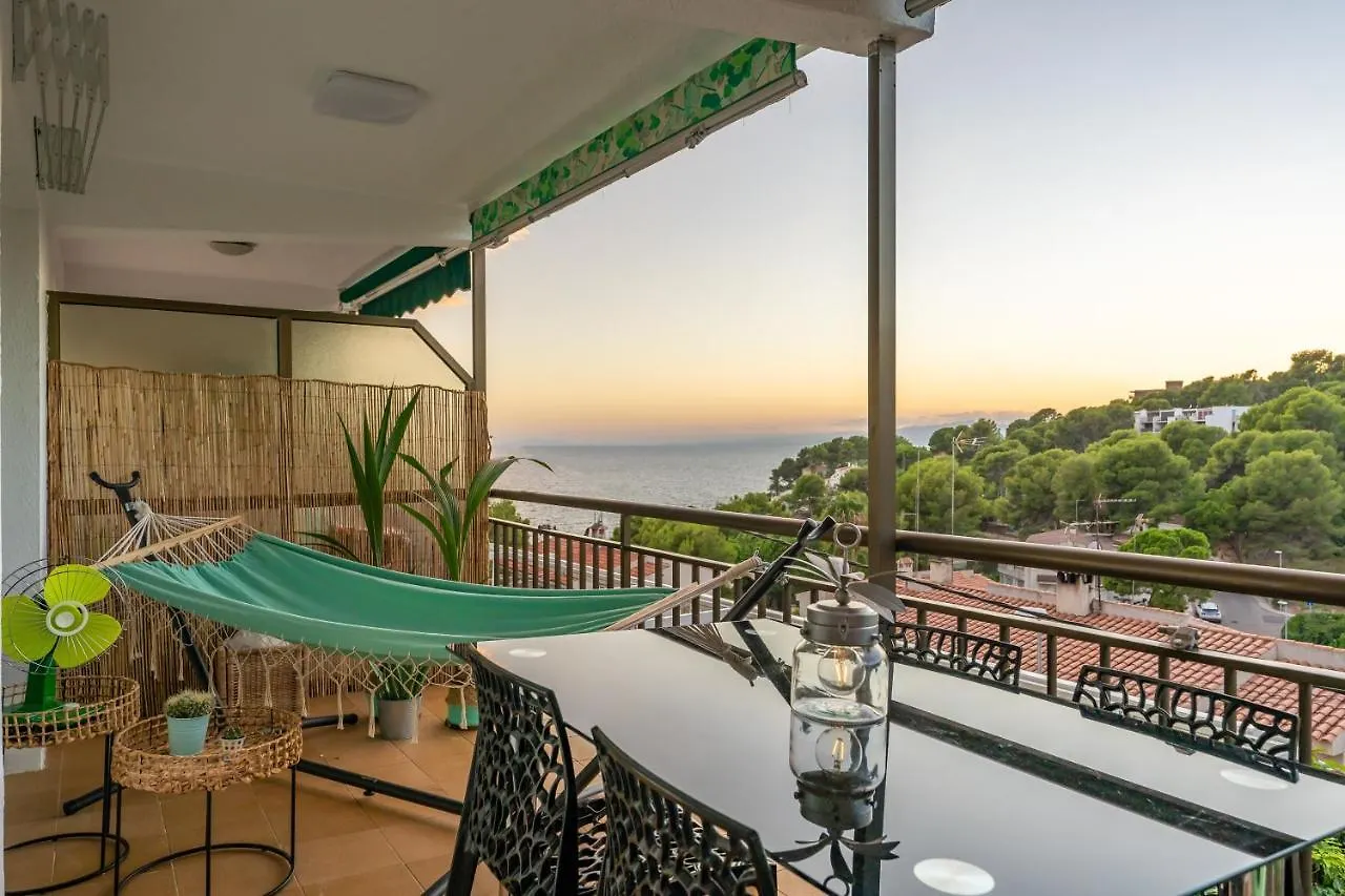 Beach Front Retro Hideaway In Σαλού