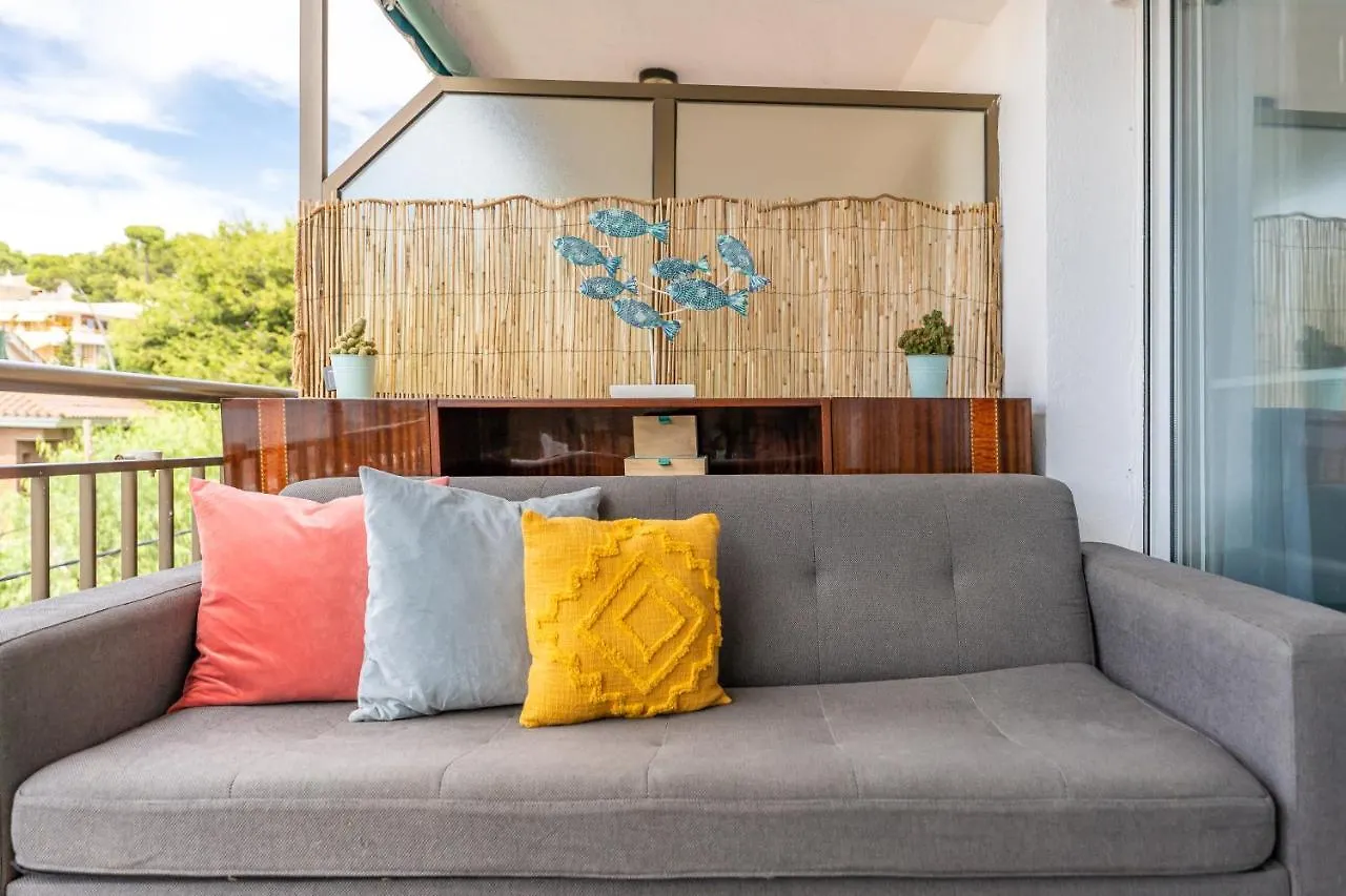 Beach Front Retro Hideaway In Σαλού Ισπανία