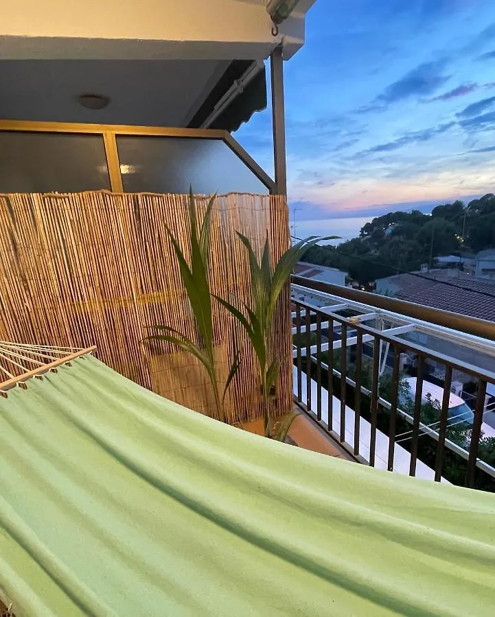 Beach Front Retro Hideaway In Σαλού Διαμέρισμα