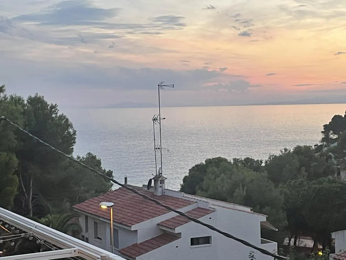 Beach Front Retro Hideaway In Σαλού
